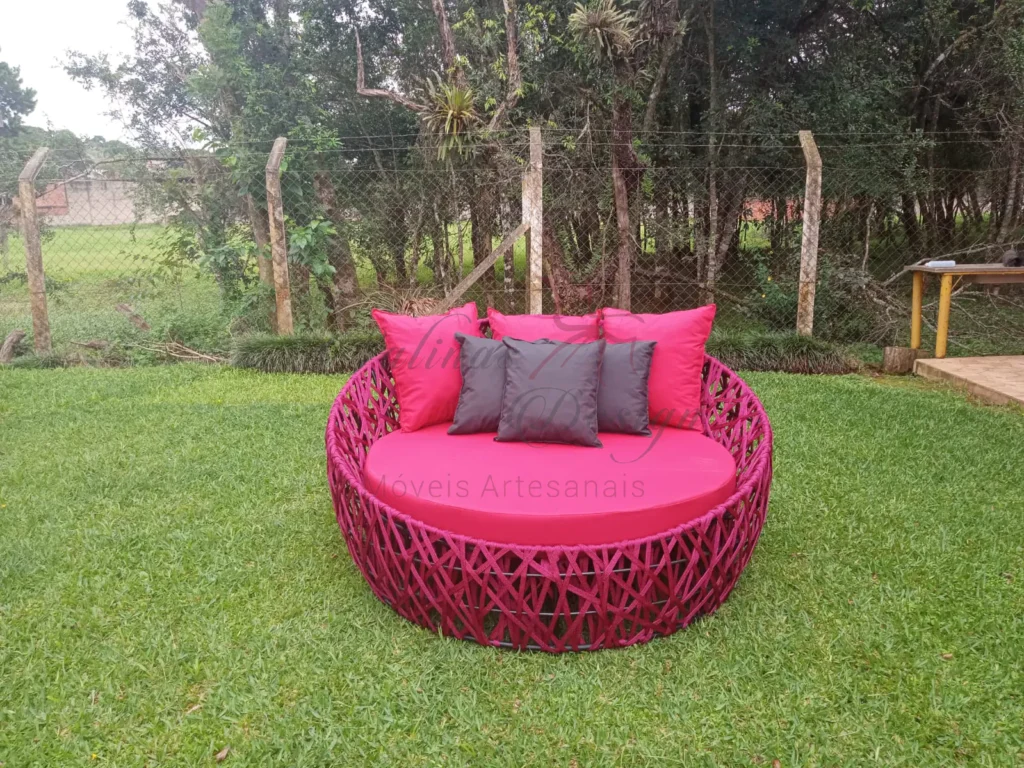 Chaise corda nautica​ vinho com almofadas.