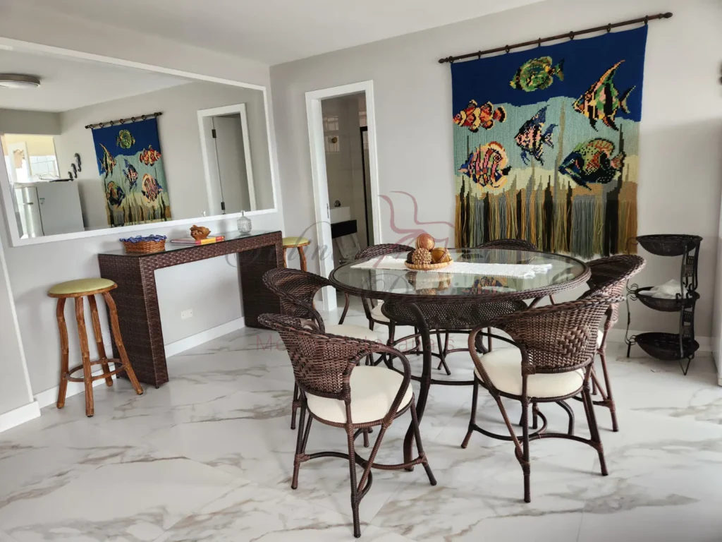 Conjunto de mesa com 6 cadeiras em fibra sintética para sala.