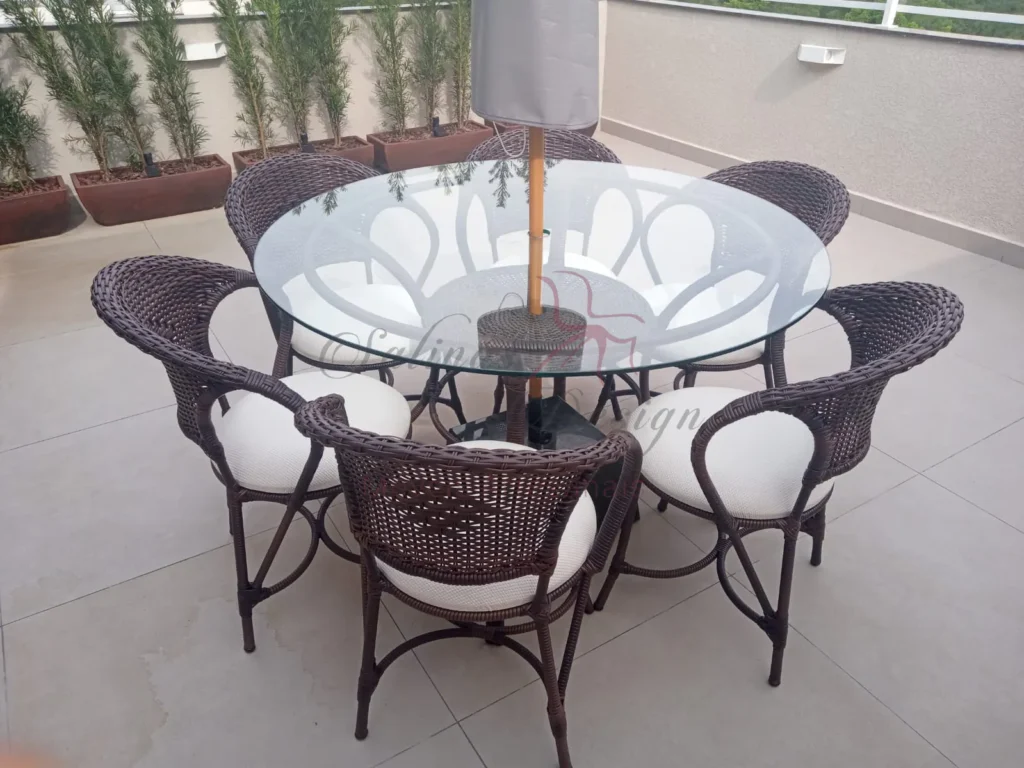 Conjunto de mesa com 6 cadeiras em fibra sintética para área externa.