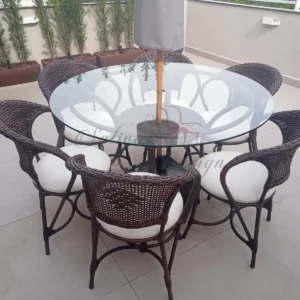 Conjunto de mesa com 6 cadeiras em fibra sintética para área externa.