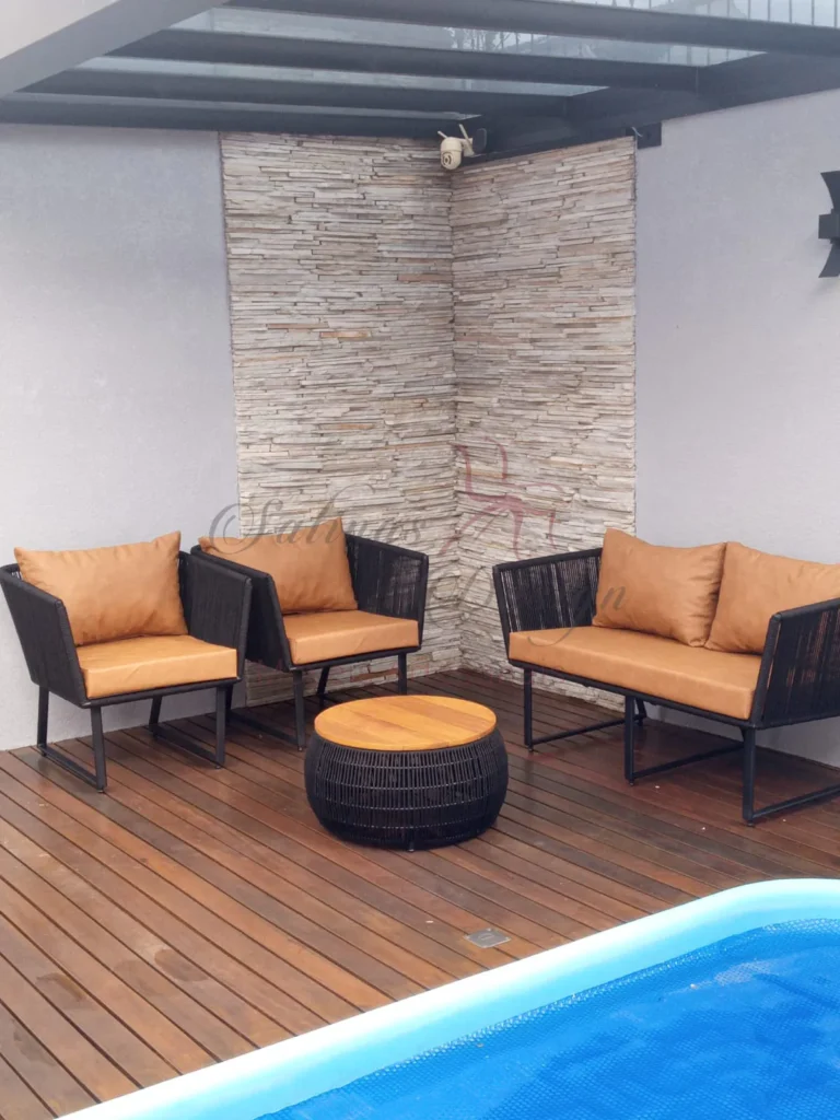 Conjunto Poltrona Corda Nautica Laranja em área de piscina