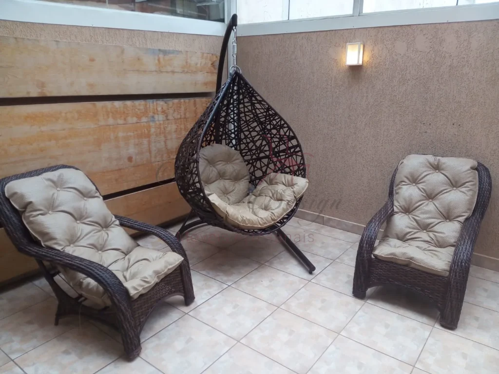 Balanço para varanda em fibra sintética.