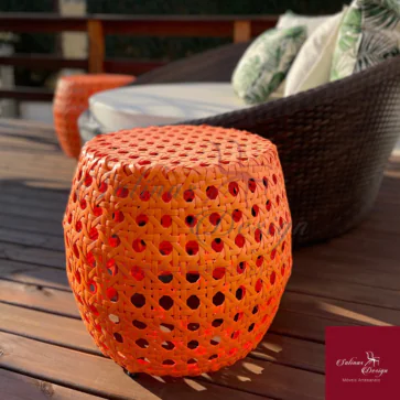 Puff Garden Fibra sintética ideal para colocar objetos e bebidas.