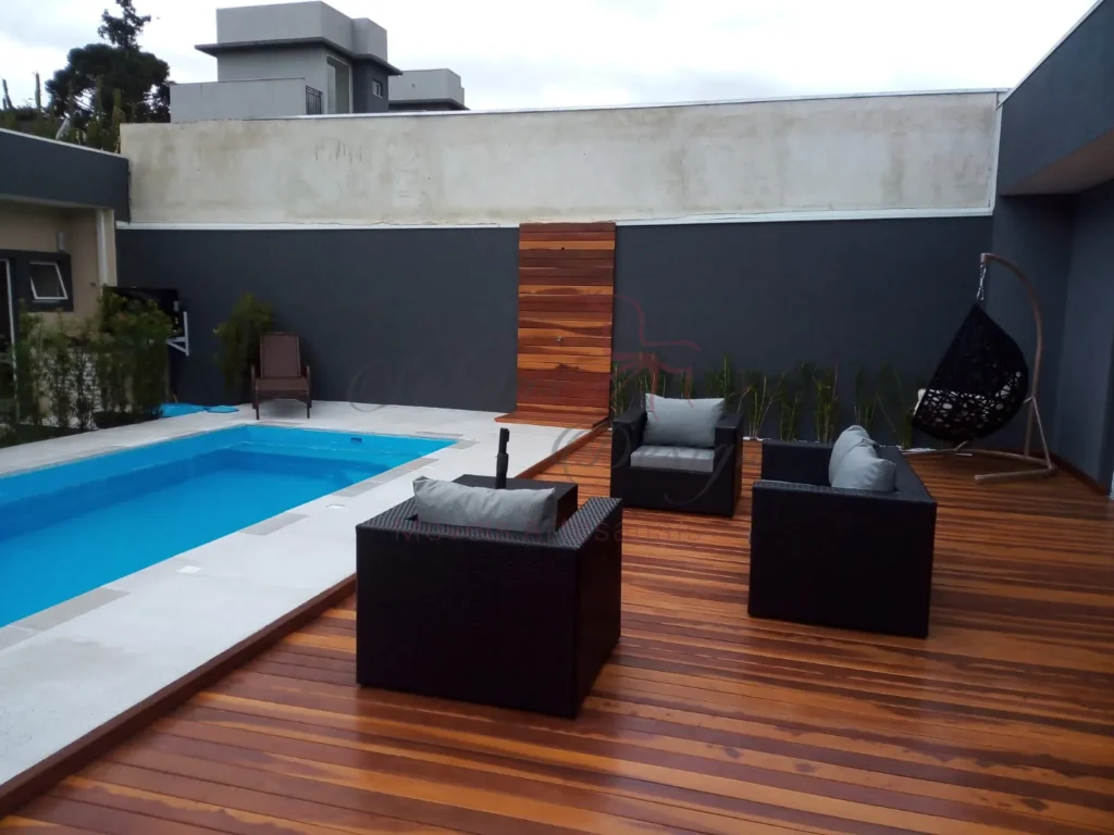 Sofá quadrado Ninho 4 lugares em área de piscina