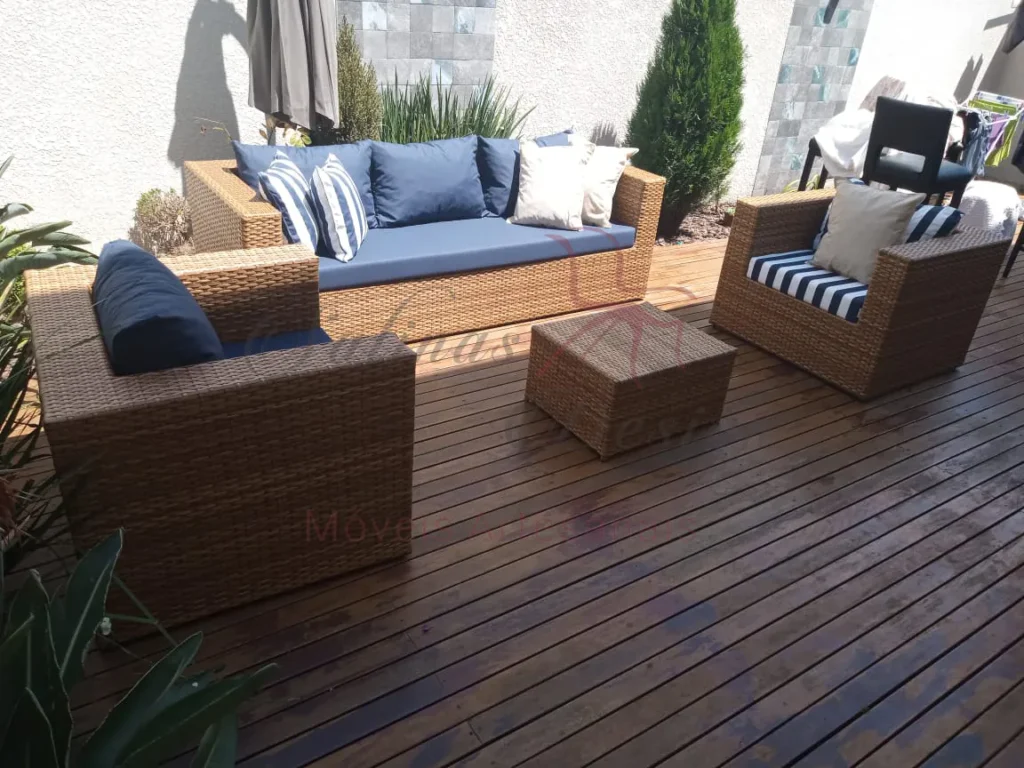 Sofá Quadrado Ninho em fibra sintética, 5 lugares com suporte para objetos.