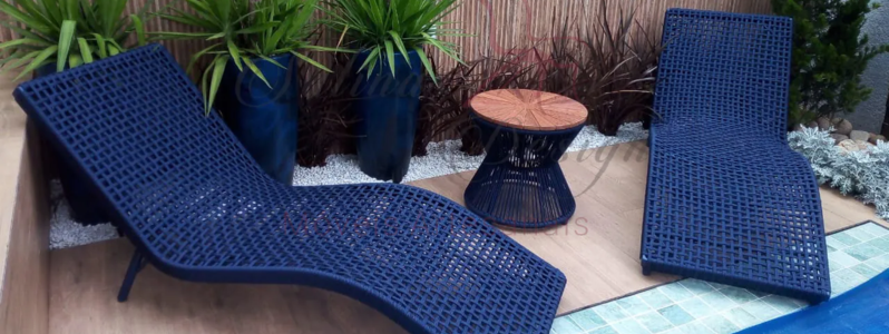 Móveis de piscina e jardim, duas espreguiçadeiras ao lado da piscina.
