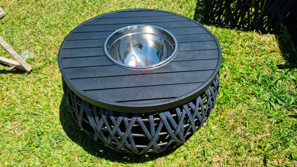 Champanheira inox em fibra sintética preta no formato redondo.