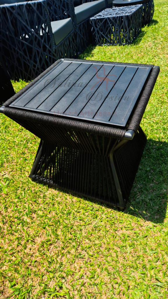 Mesa de Centro Quadrada com chapa em aluminio em corda náutica.