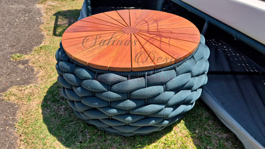 A Mesa de Centro Tricô e feita artesanalmente com o tampo em madeira camaru.