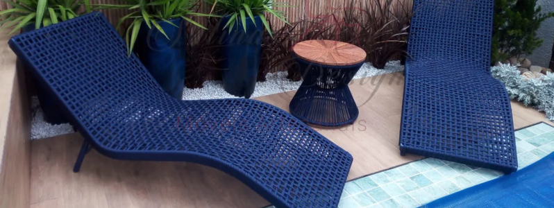 Espreguiçadeira azul próxima à piscina, exemplo de móveis que podem molhar para área externa